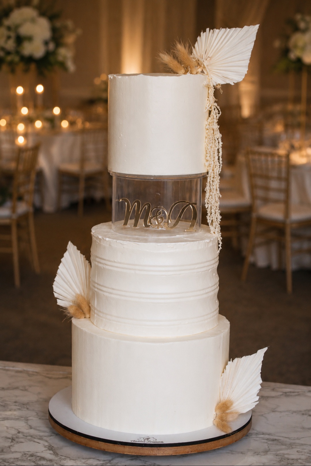 Pièce montée blanche réalisée pour un mariage