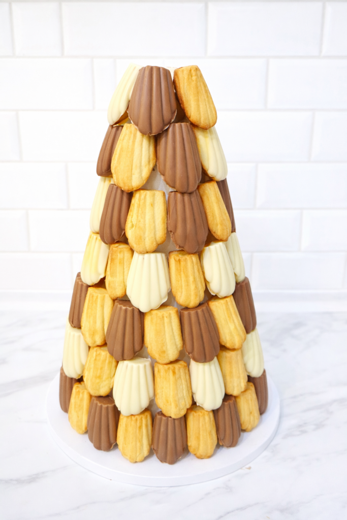 Une tour gourmande de madeleines pour un gouter d'anniversaire réussit